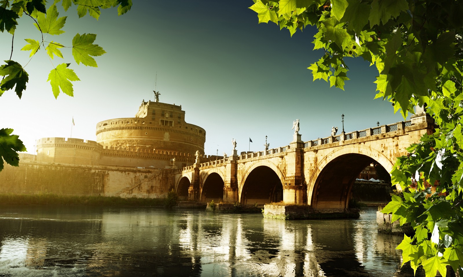 Eine gewölbte brücke über einen fluss mit einem schloss im hintergrund (wahrzeichen, reflexion, wasserstraße, wasser, brücke)