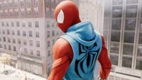 Spider-Man dans un costume rouge et bleu vibrant, posé sur le toit d'une ville, montrant sa silhouette emblématique de super-héros.