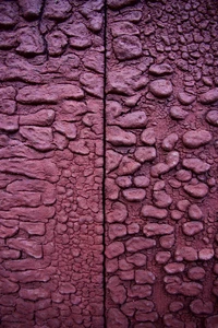 Mur en pierre rouge texturé avec motif de galets