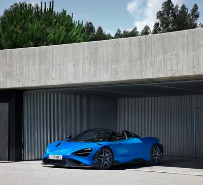 2021 McLaren 765LT Spider: Auffälliger blauer Supersportwagen in modernem Garagenumfeld