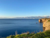 Paisagem serena de alta montanha com águas azuis e montanhas cobertas de neve