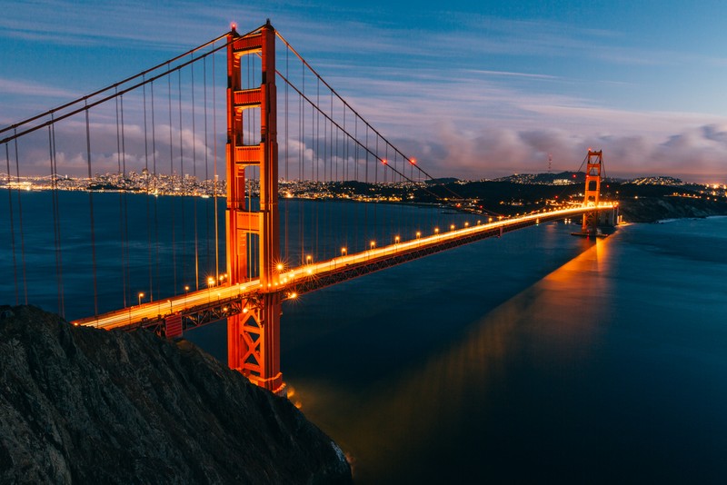 Вид на мост золотые ворота ночью с вершины холма (мост золотые ворота, golden gate bridge, огни, сан франциско, вечер)