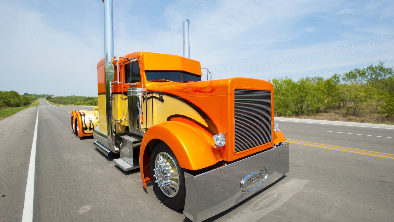 Il y a un grand camion qui roule sur la route (camion, peterbilt, camions mack, mack trucks, transport)