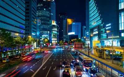 Lebendige nächtliche Stadtlandschaft von Osaka mit Wolkenkratzern und belebten Straßen