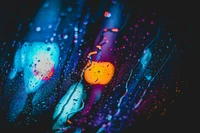 Buntes Bokeh und regennasses Glas mit lebhaften Lichtern