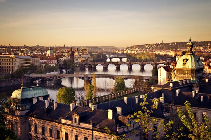 Панорамный вид на город с мостом и рекой (прага, карлов мост, charles bridge, городской пейзаж, город)