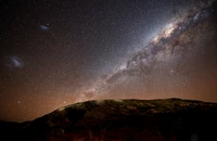 Impresionante Vía Láctea sobre un paisaje sereno