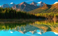 Stunning Reflection of Majestic Mountains in a Tranquil Lake Setting