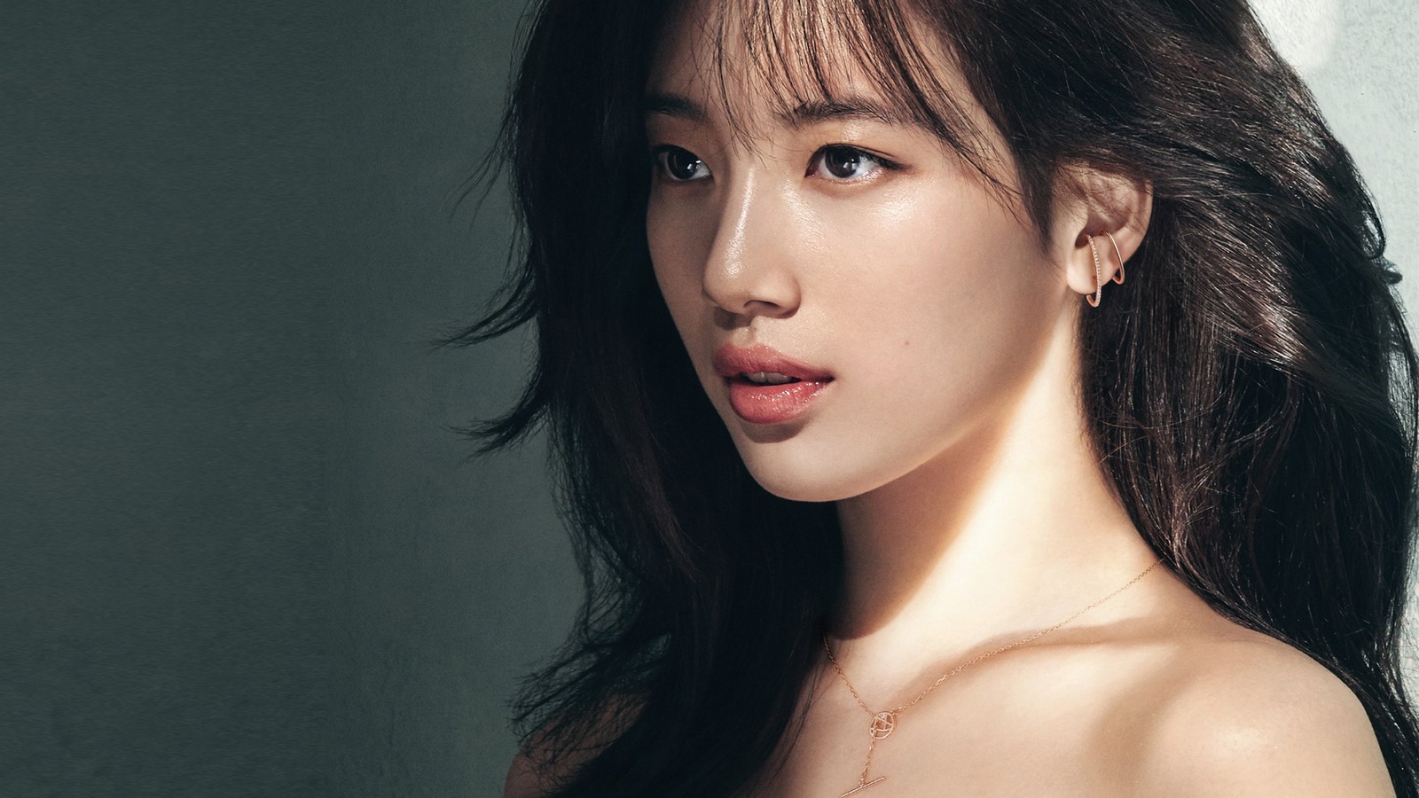 Gros plan d'une femme avec de longs cheveux et un collier (suzy, 배수지, actrice, kpop, k pop)