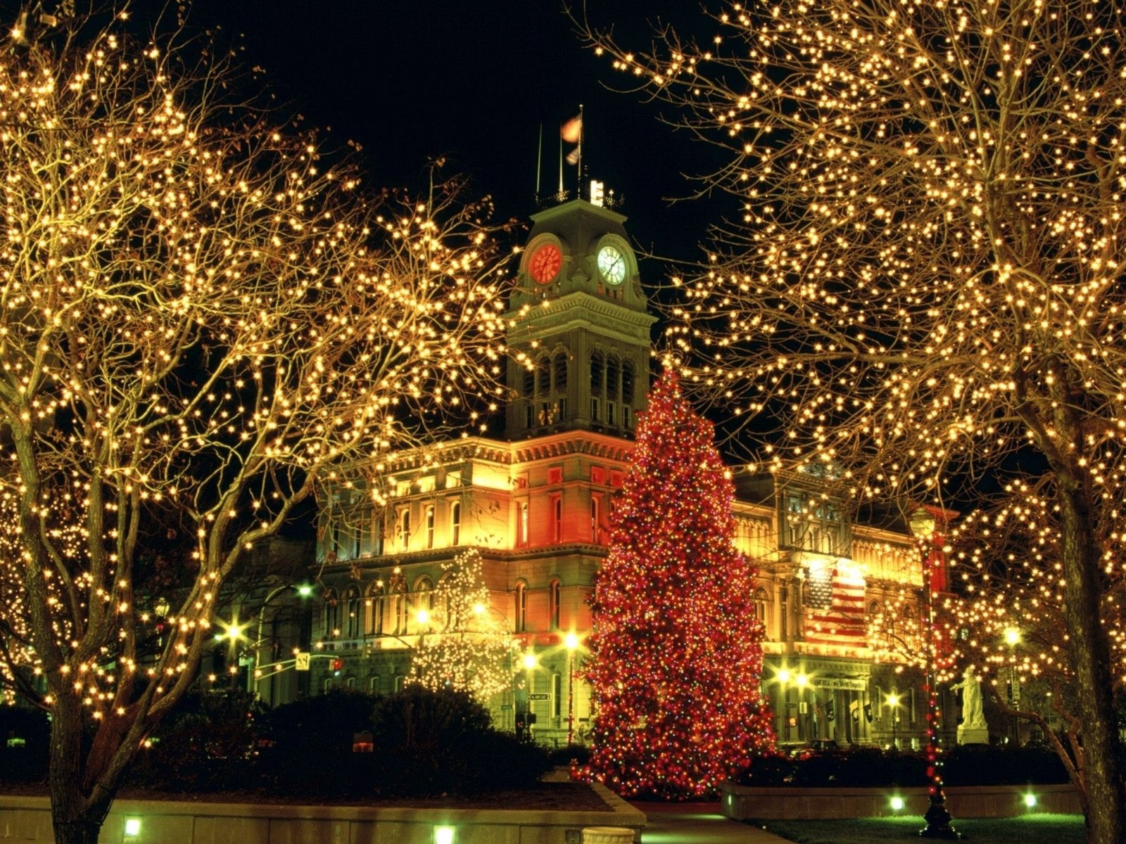 Close-up de uma torre do relógio com uma árvore de natal à sua frente (dia de natal, luzes de natal, árvore de natal, marco, árvore)