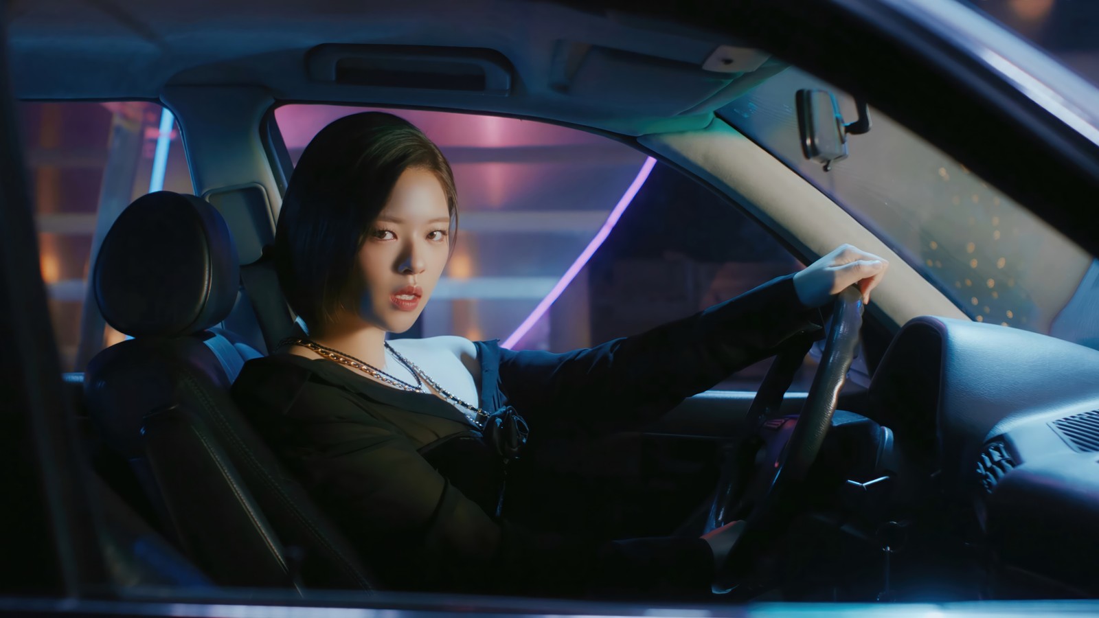 Mujer en un coche con un teléfono celular en la mano (jeongyeon, 정연, yoo jeong yeon, yu jeong yeon, 유정연)