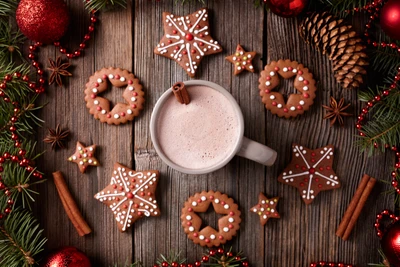 Chocolate quente festivo cercado por guloseimas de gengibre e enfeites de Natal