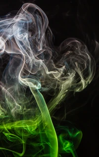 Patrones de humo fractales en verde, blanco y azul sobre fondo negro