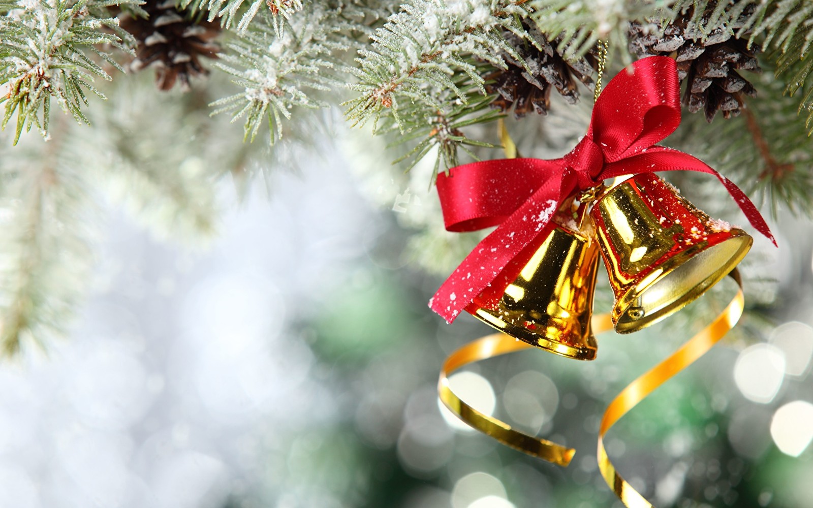 There is a christmas bell hanging from a christmas tree with a red bow (christmas day, bell, christmas ornament, christmas decoration, christmas)