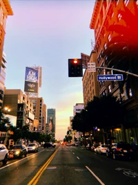 Rua do Rei ao pôr do sol: Uma interseção urbana vibrante