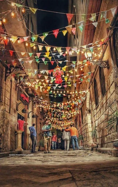 Nuit festive dans une ruelle égyptienne