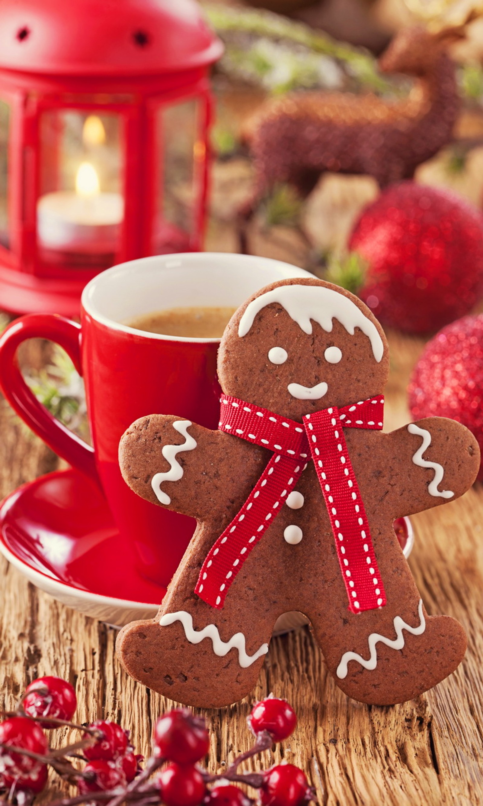 Uma xícara de café e um biscoito de gengibre em uma mesa (biscoitos, decoração, pão de gengibre, luz, vermelho)