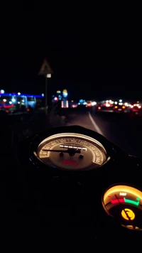 Balade nocturne : tableau de bord de vélo éclairé