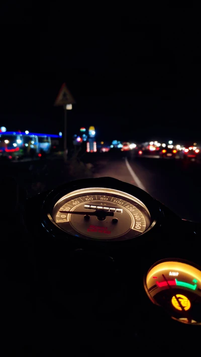 Passeio noturno: painel de bicicleta iluminado