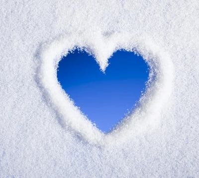 Une découpe en forme de cœur dans la neige fraîche révélant un ciel bleu, symbolisant l'amour et la chaleur dans un paysage d'hiver.