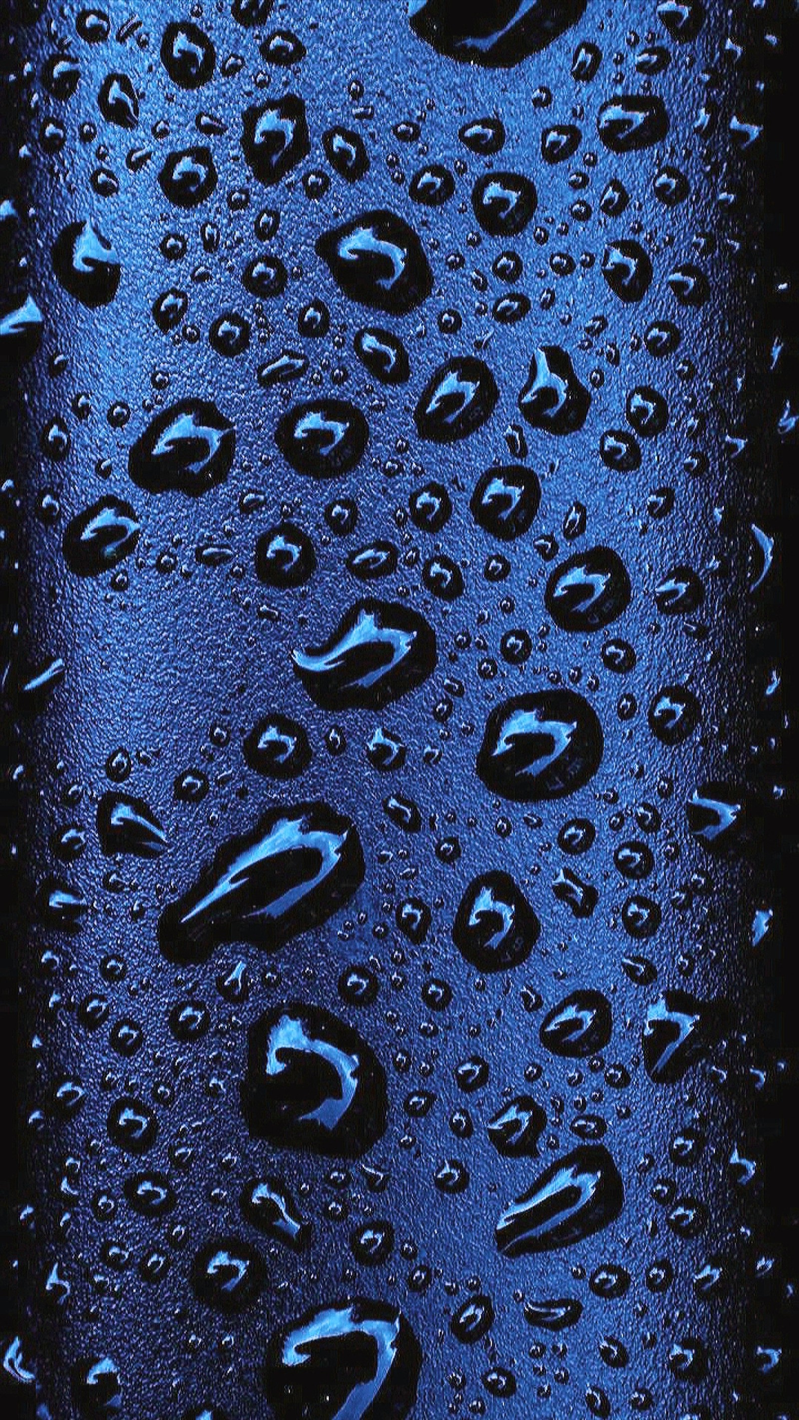 Um close de um celular com gotas de água nele (azul, gotas, borda, hd, chuva)