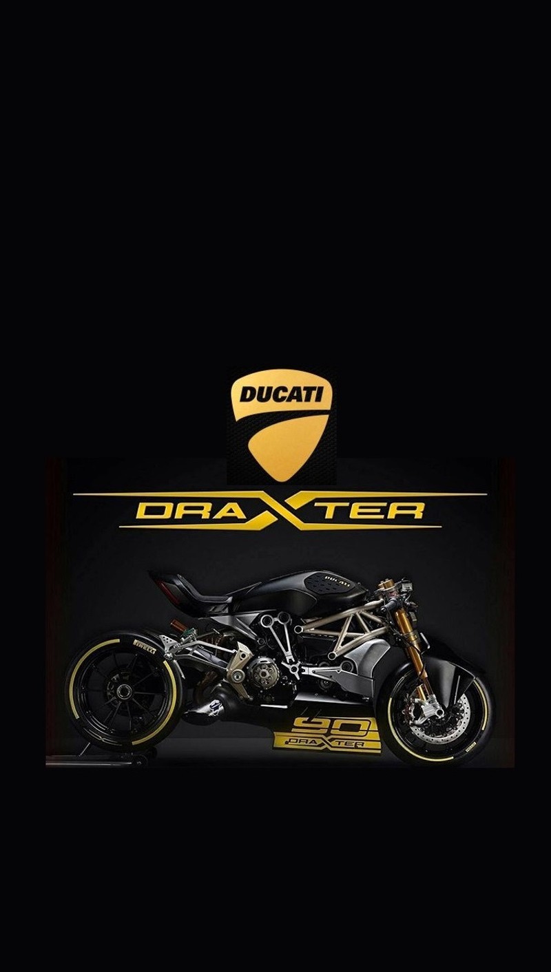 Обработанное изображение мотоцикла, припаркованного перед логотипом ducati (диавел, драгстер, ducati)