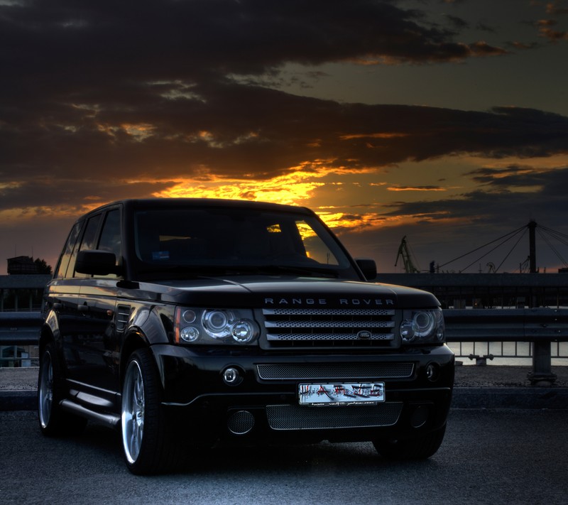 Черный внедорожник land rover, припаркованный на парковке на закате (hd, домен, ровер, rover)