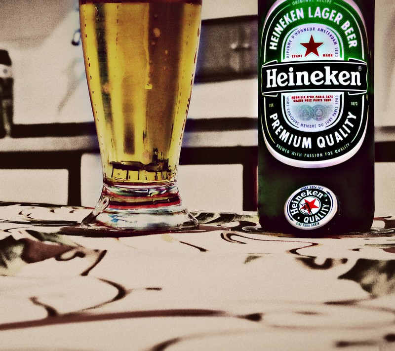 Рядом с бутылкой пива heineken стоит стакан пива (пиво, drin, heinken)