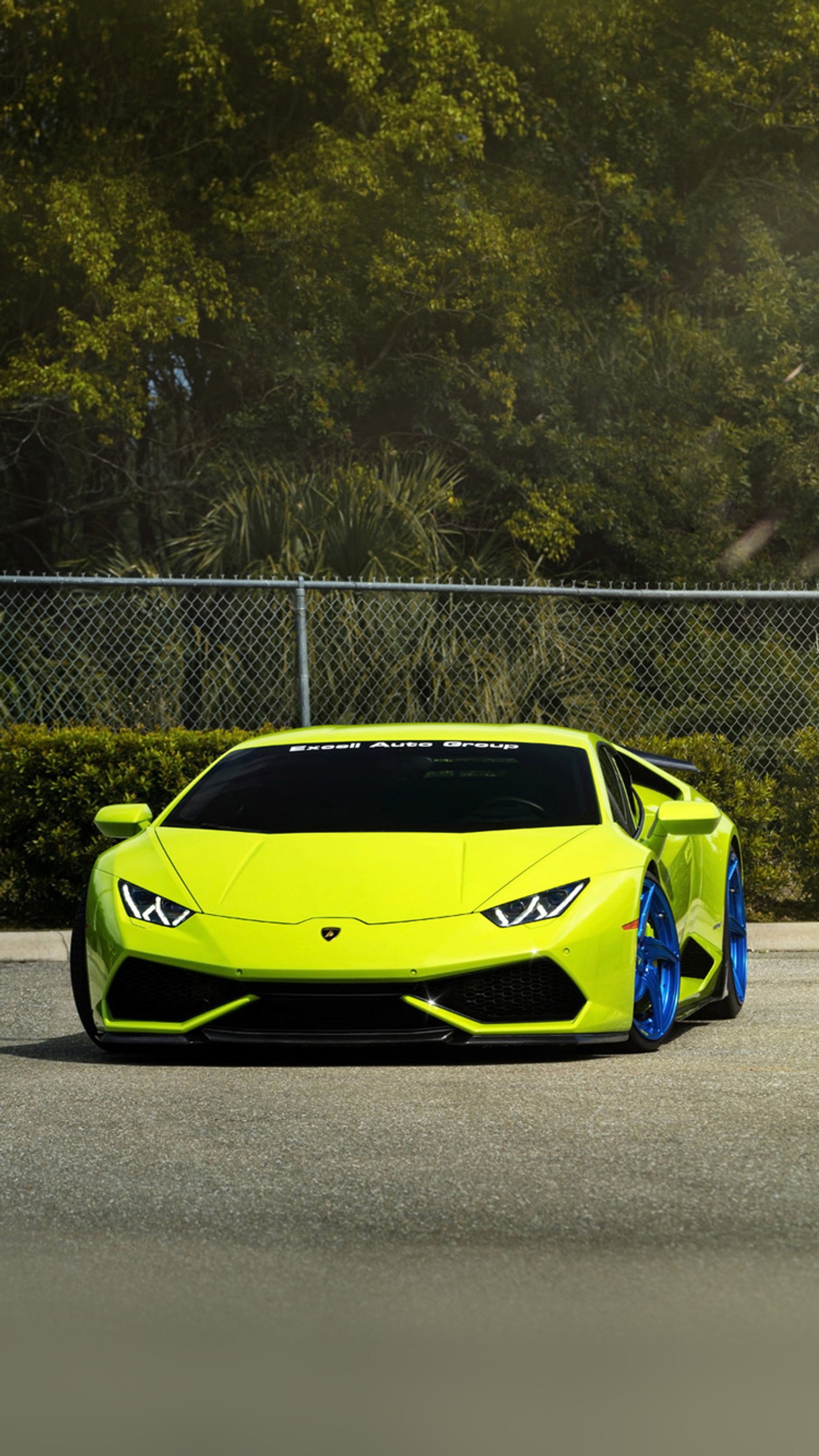 Nahaufnahme eines gelben sportwagens, der auf der straße parkt (huracan, lamborghini, modifiziert, superauto, tuning)