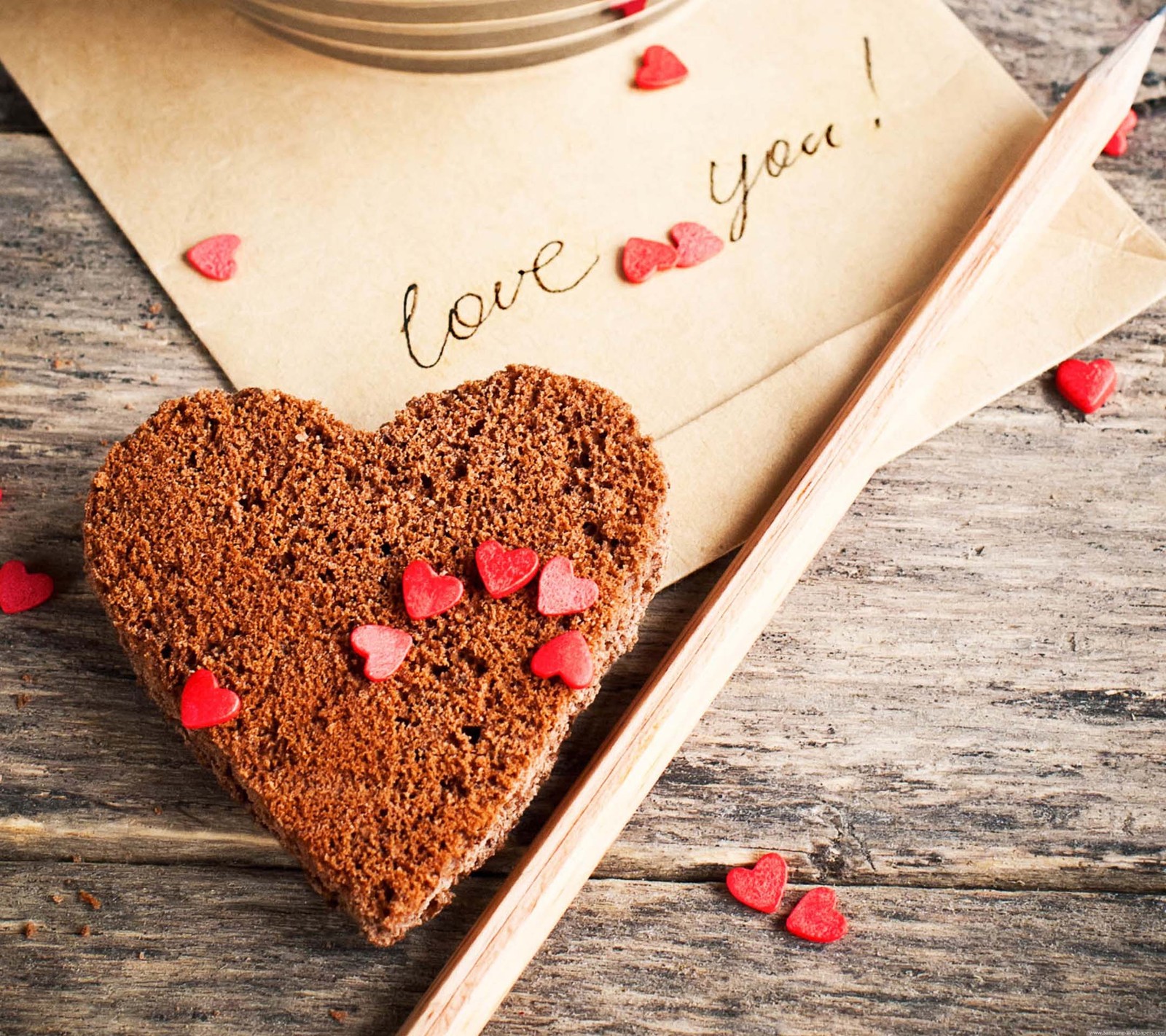 Un gâteau en forme de cœur avec une fourchette et un bol de soupe (biscuit, cœurs, lettre, amour, toi)