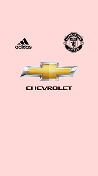 Logo de Manchester United y patrocinio sobre fondo rosa