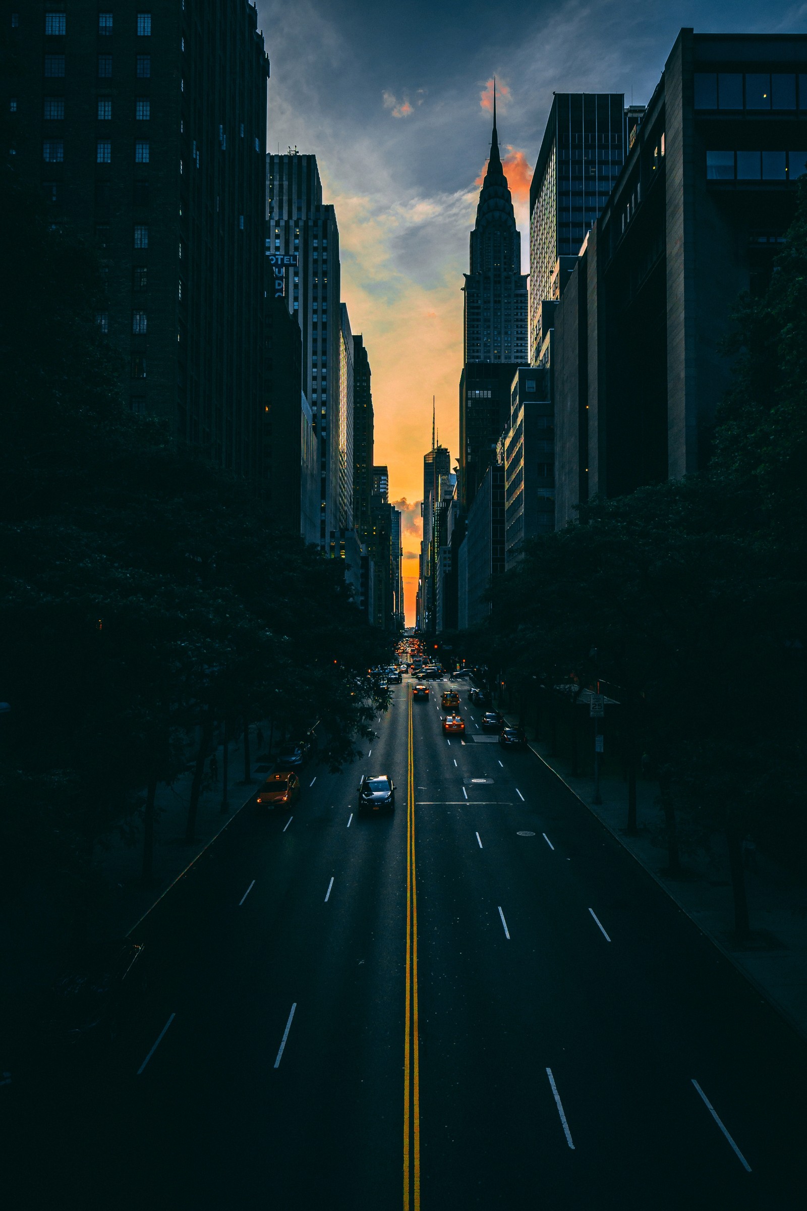 Une voiture qui roule dans la rue de la ville (nouveau, nuit, ville, coloré, new york)