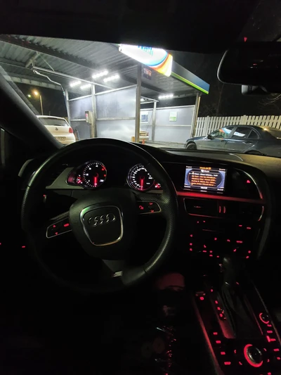 Interior de coche Audi por la noche con iluminación ambiental