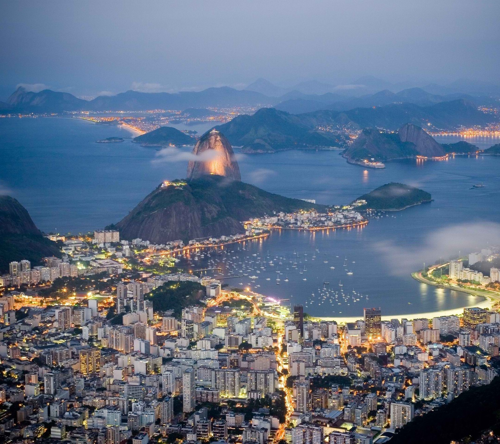 A view of a city with a mountain in the background (city, rio)