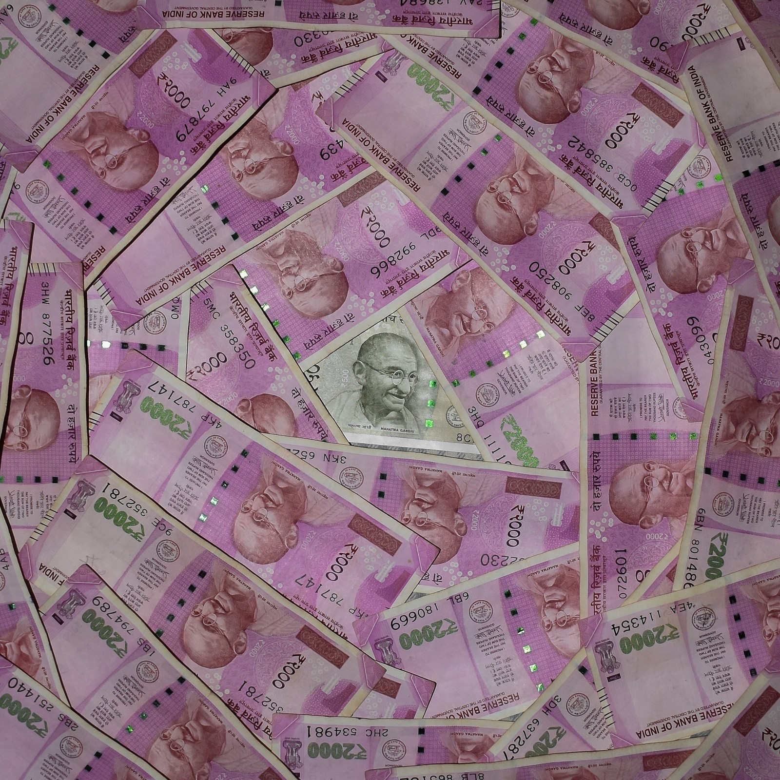 Nahaufnahme eines haufens indischer währung mit einem hundert-rupien-schein (währung, dollar, indien, india, geld)