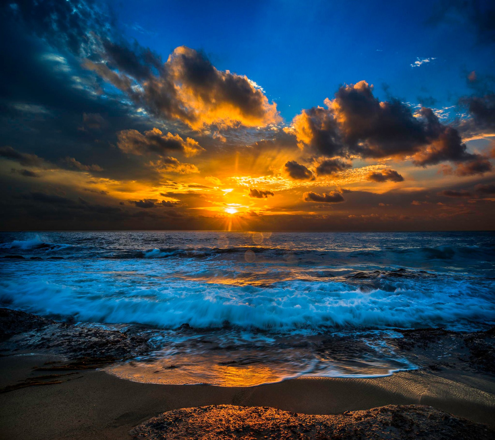 Un coucher de soleil sur l'océan avec des nuages et des vagues (beau, coucher de soleil)