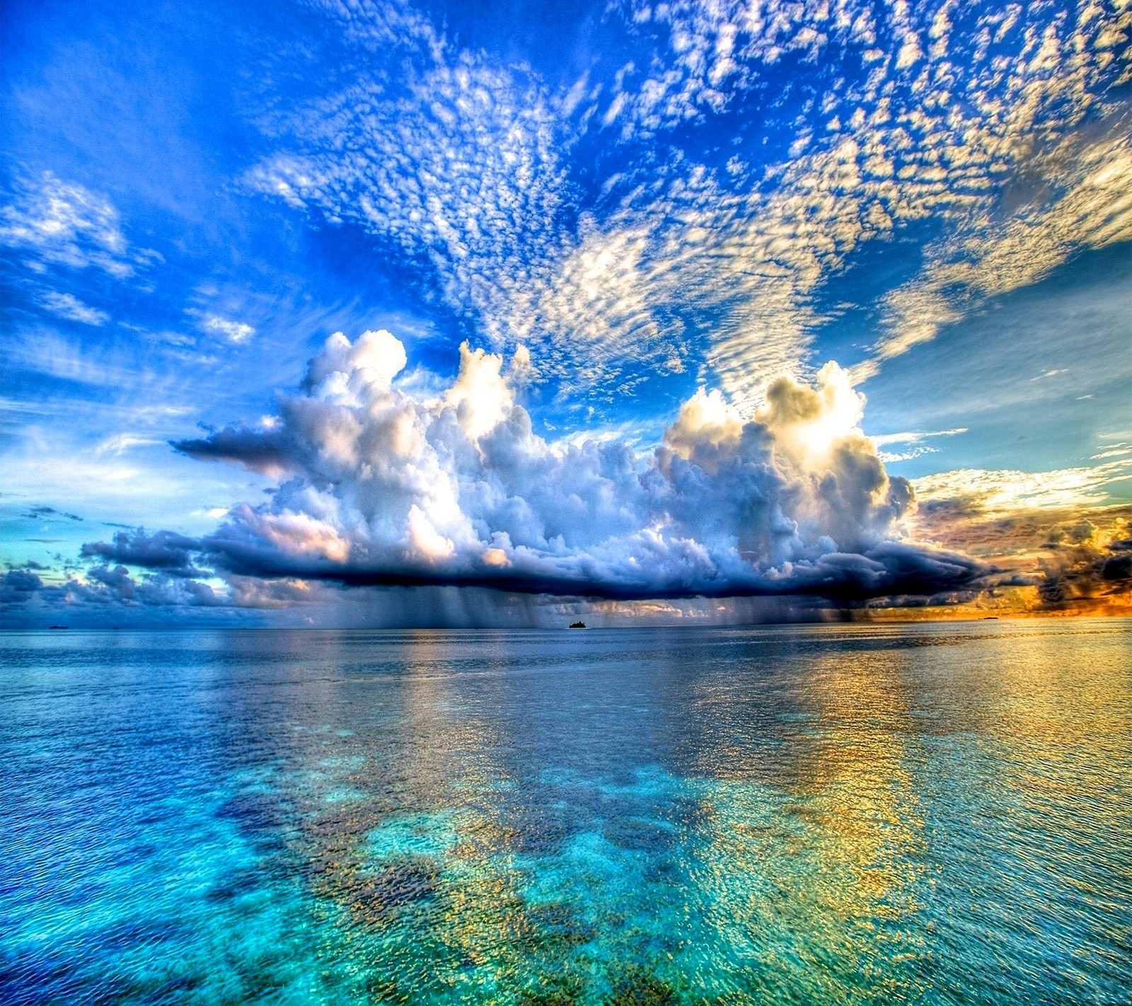 A view of a large body of water with clouds in the sky (nature, wallpaper)