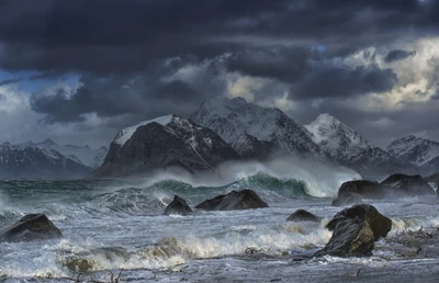 Olas tormentosas rompiendo en la accidentada costa de Lofoten