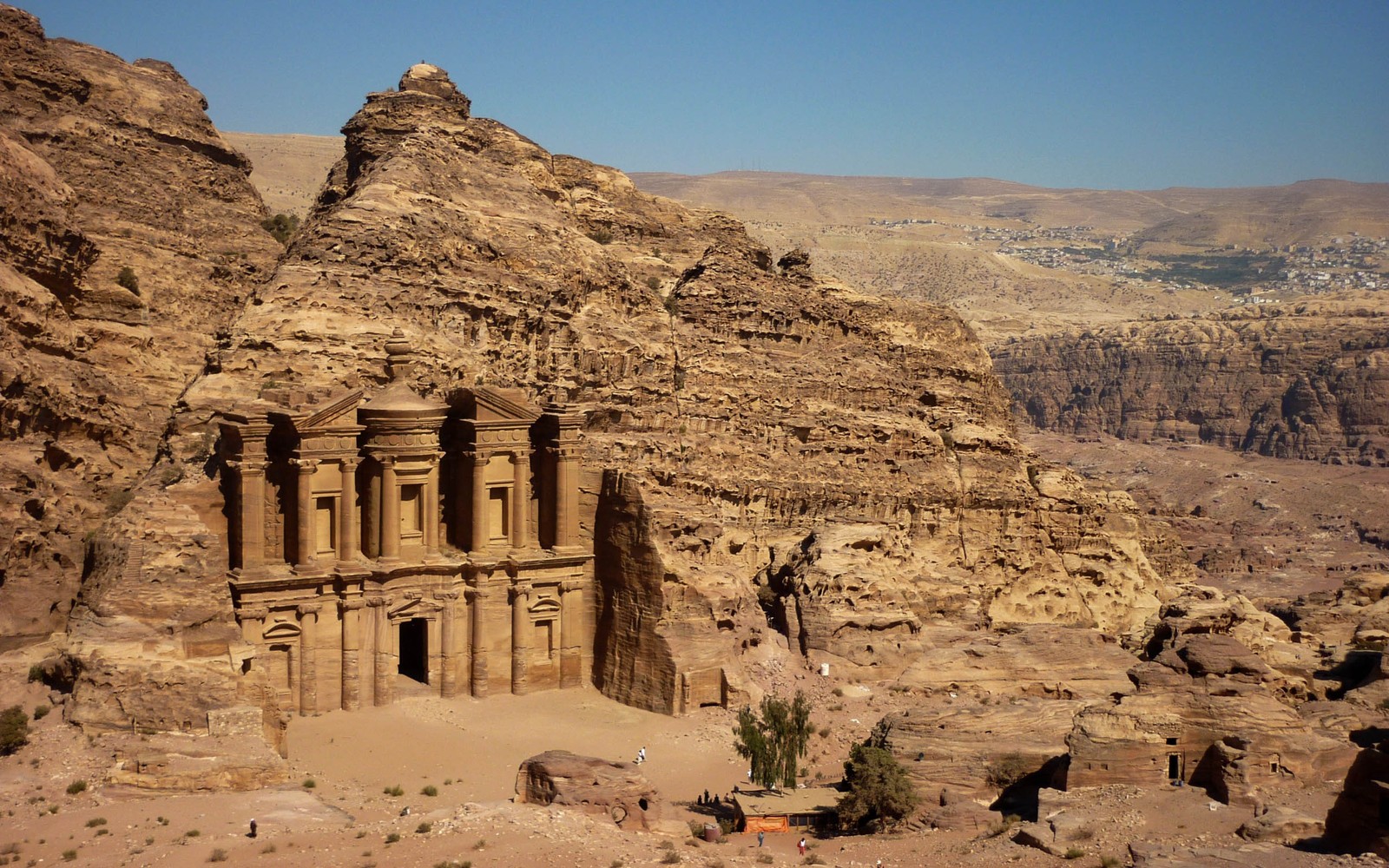 Una vista de la antigua ciudad de petra en jordania (sitio arqueológico, sitio histórico, historia antigua, wadi, ruinas)