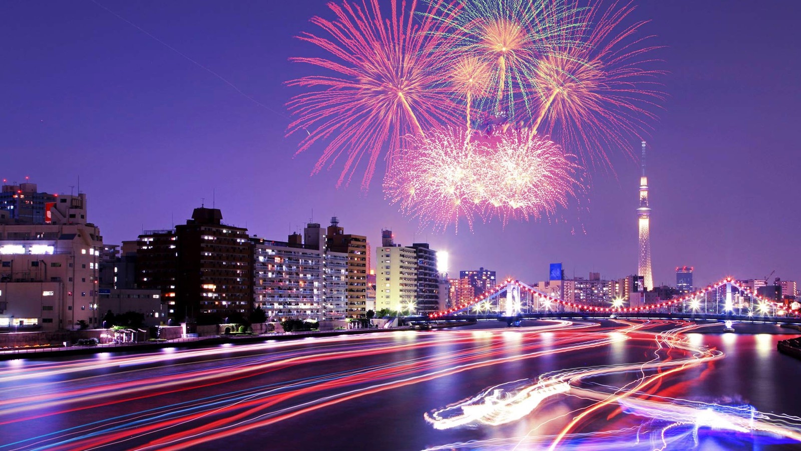 Fuegos artificiales sobre una ciudad con un puente y un río (fuegos artificiales, paisaje urbano, hito, ciudad, metrópolis)