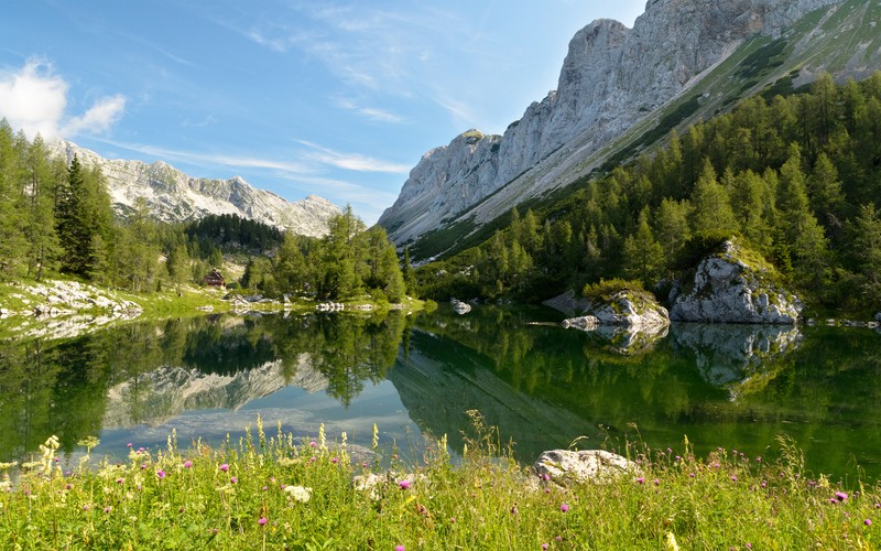 Вид на озеро в горах с горой на заднем плане (double triglav lake, словения, seven lakes valley, julian alps, горы)