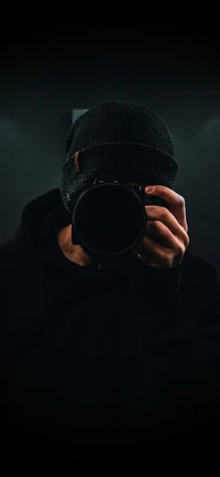 Autorretrato monocromático com câmera e gorro