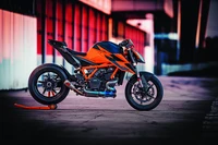 2020 KTM 1290 Super Duke R: Impactante moto de rendimiento naranja en un entorno urbano