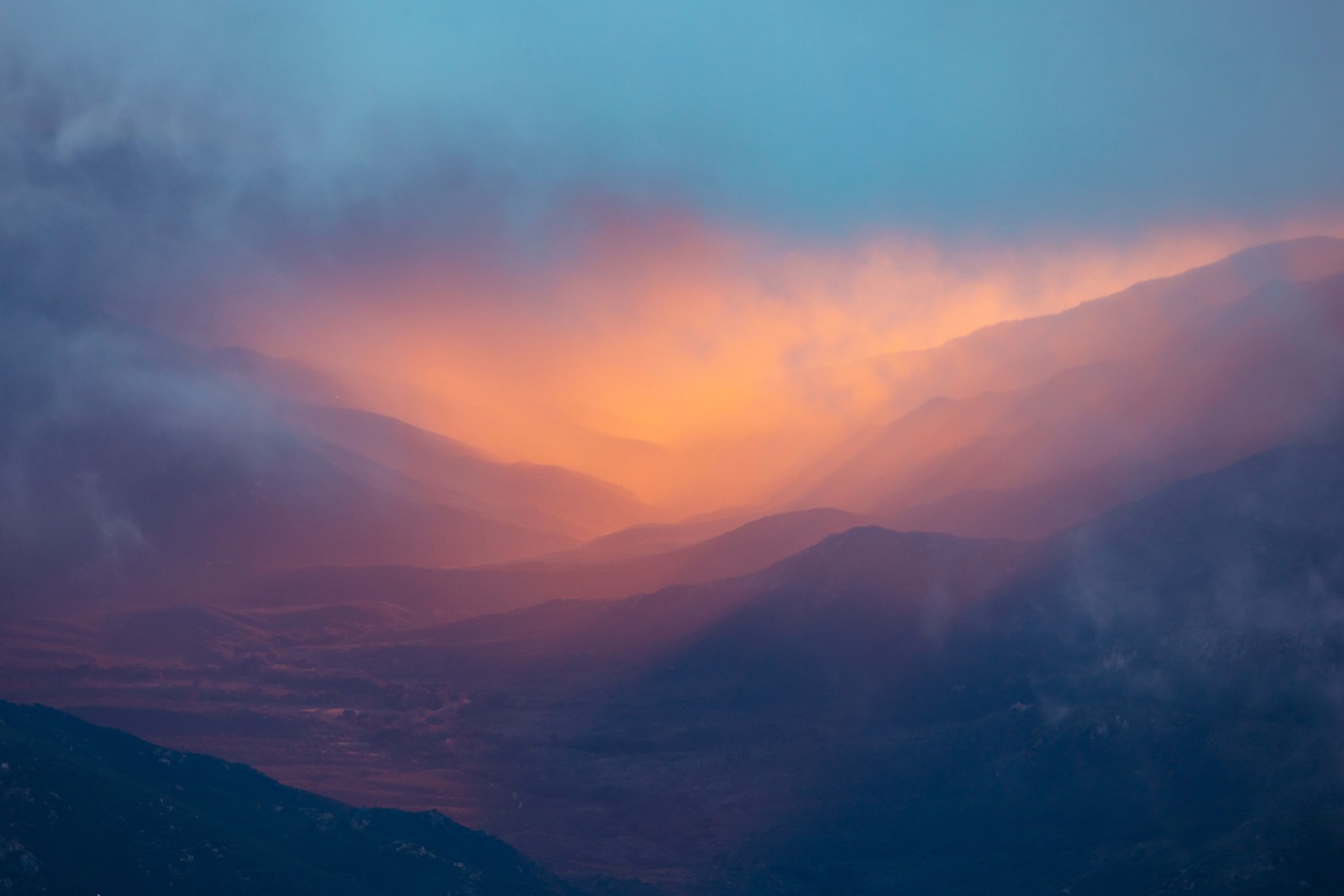 Des montagnes avec un coucher de soleil au loin et un nuage dans le ciel (montagnes de la sierra nevada, coucher de soleil, brumeux, vallée, 5k)