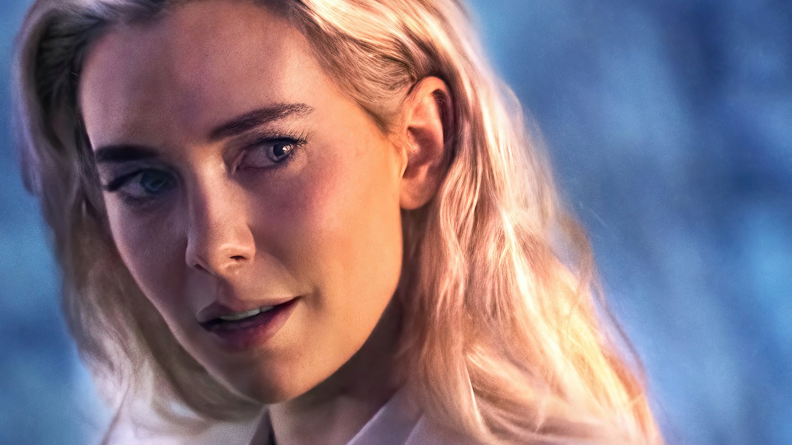 Femme blonde aux yeux bleus et chemise blanche regardant la caméra (mission impossible dead reckoning partie 1, mission impossible dead reckoning part 1, film, vanessa kirby)