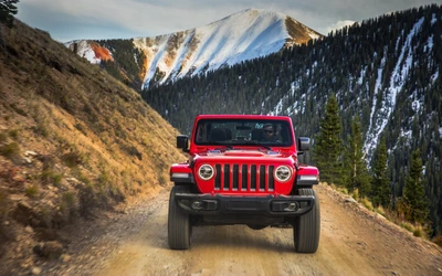 Jeep Wrangler vermelho em uma trilha off-road na montanha