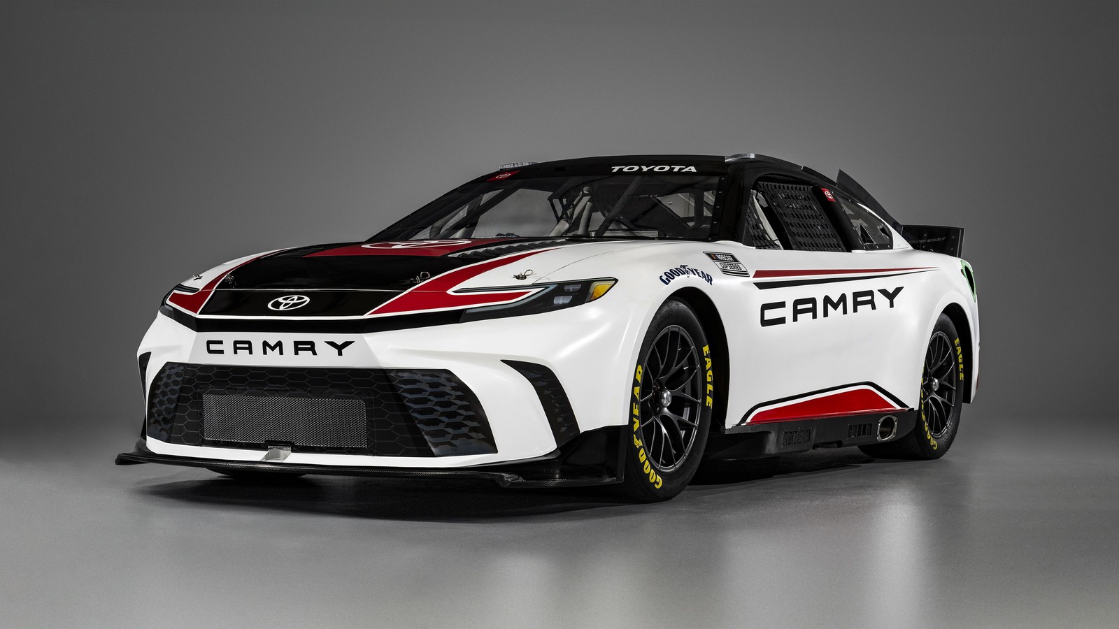 Un toyota camry blanco con rayas rojas en el frente (toyota camry, auto de carrera nascar, 2024, coches, fondo de pantalla 4k)