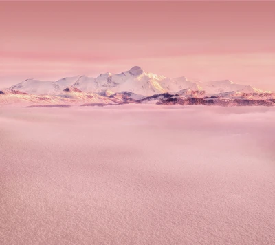 Deslumbrante paisagem montanhosa de inverno com um tom rosa, exibindo uma majestosa cadeia de montanhas acima de um mar de nuvens.