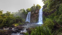 Cataratas do Iguaçu: Uma majestosa cachoeira cercada por vegetação exuberante e águas tranquilas.