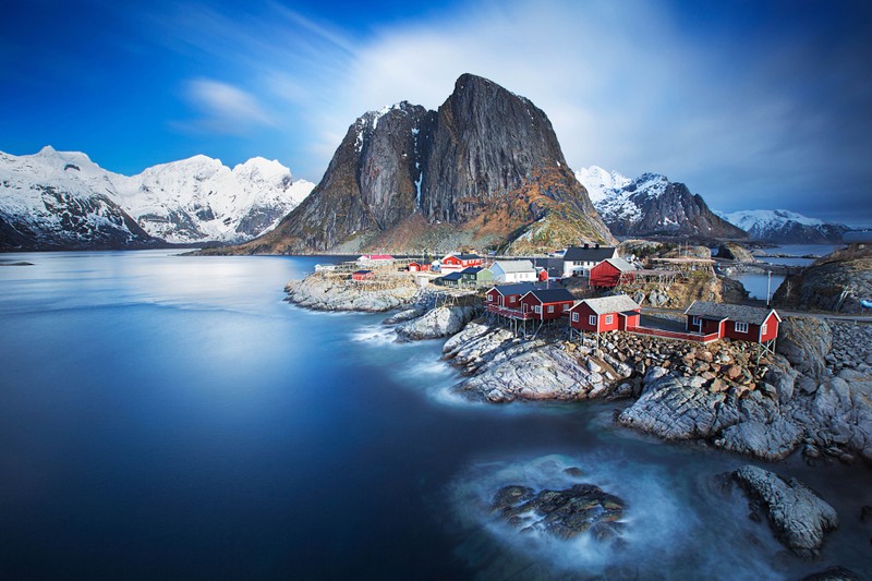 Вид на небольшую деревню на скалистом берегу с горой на фоне (лофотены, lofoten, фьорд, природа, гора)